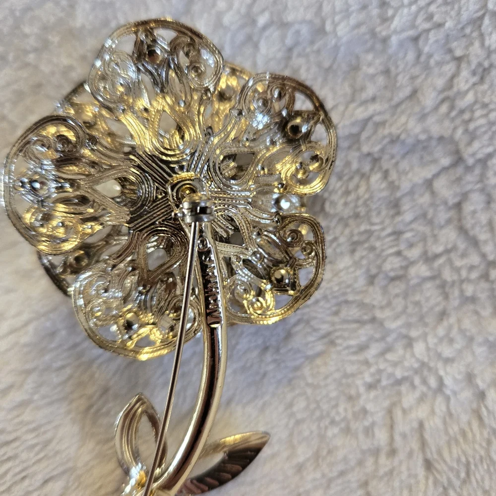 VTG Sarah Coventry Passion Flower Gold Toned Filagree Brooch Red Aurora Borealis